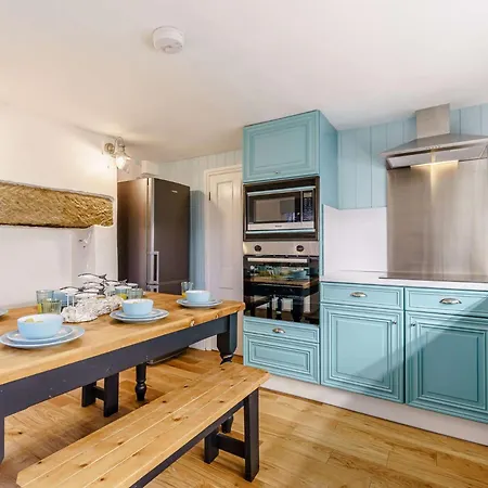 3 Bed In Robin Hoods Bay 89568 *