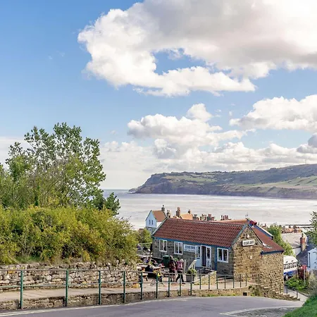 3 Bed In Robin Hoods Bay 89568 *