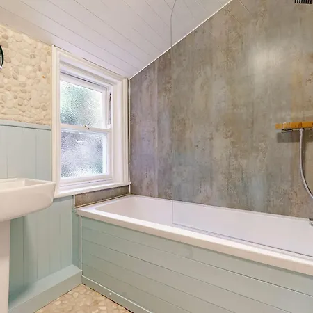 3 Bed In Robin Hoods Bay 89568 *